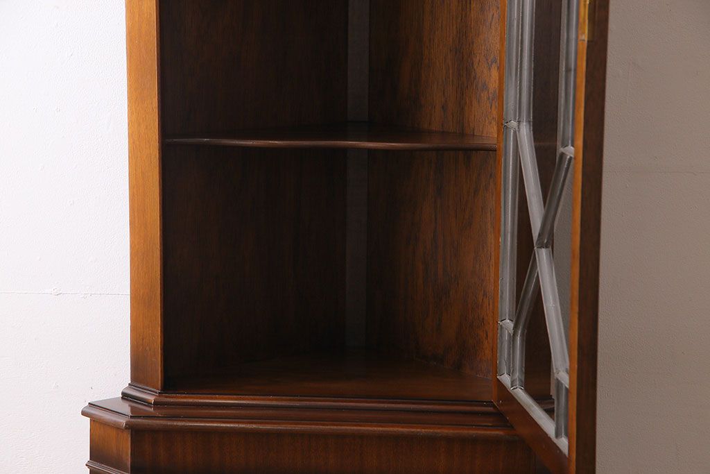 ヴィンテージ家具　イギリスビンテージ　ウォールナット材の濃淡が味わい深いコーナーキャビネット(飾り棚、収納棚)