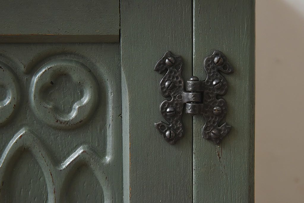 アンティーク雑貨　ペイント家具　扉の装飾が上品なイギリスヴィンテージのキャビネット(収納棚、戸棚、サイドテーブル、花台、ビンテージ)