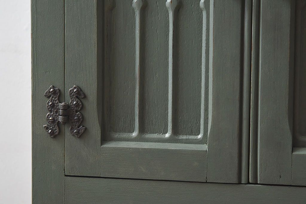 アンティーク雑貨　ペイント家具　扉の装飾が上品なイギリスヴィンテージのキャビネット(収納棚、戸棚、サイドテーブル、花台、ビンテージ)