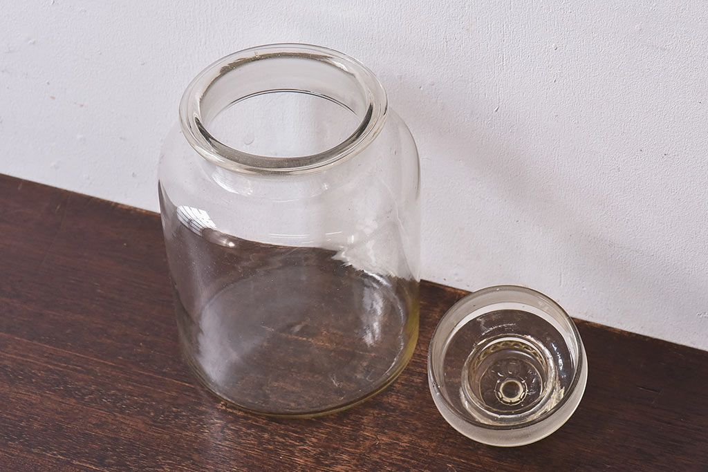 アンティーク雑貨　昭和レトロ　蓋のエンボスが印象的な蓋付きガラスビン・小(硝子瓶)
