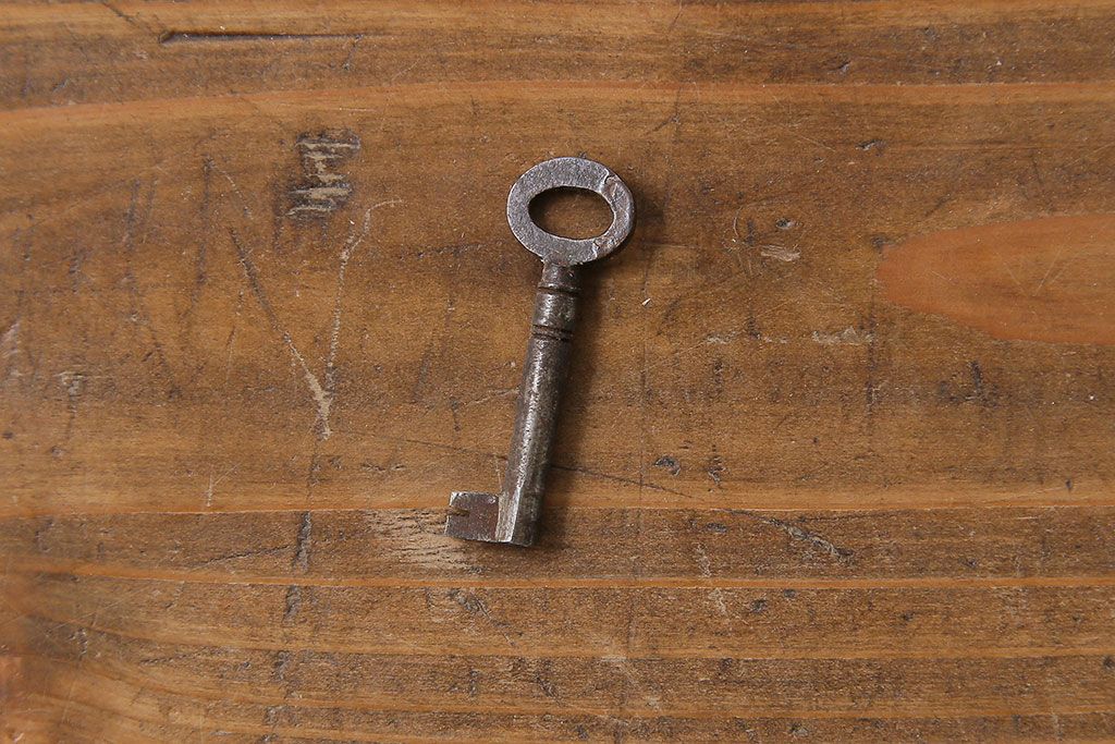 アンティーク家具　イギリスアンティーク　オーク材　ハートの彫りが愛らしい素朴な本箱(本棚、収納棚、飾り棚)