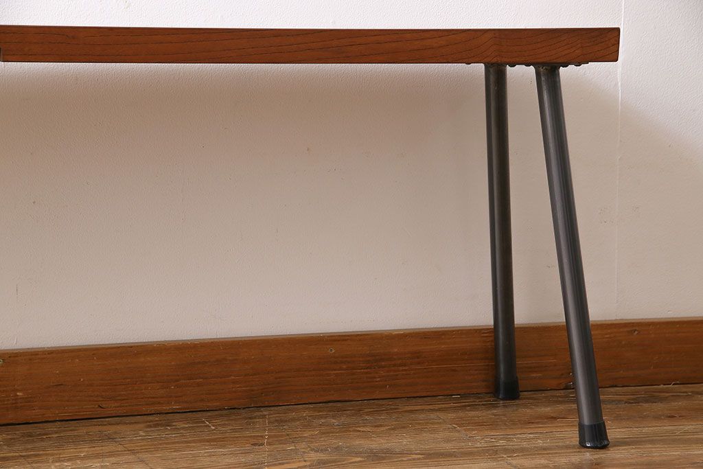 大正昭和初期　ケヤキ材一枚板　ダイナミックな木目が目を引くリメイク鉄脚ベンチ(板座チェア、椅子)