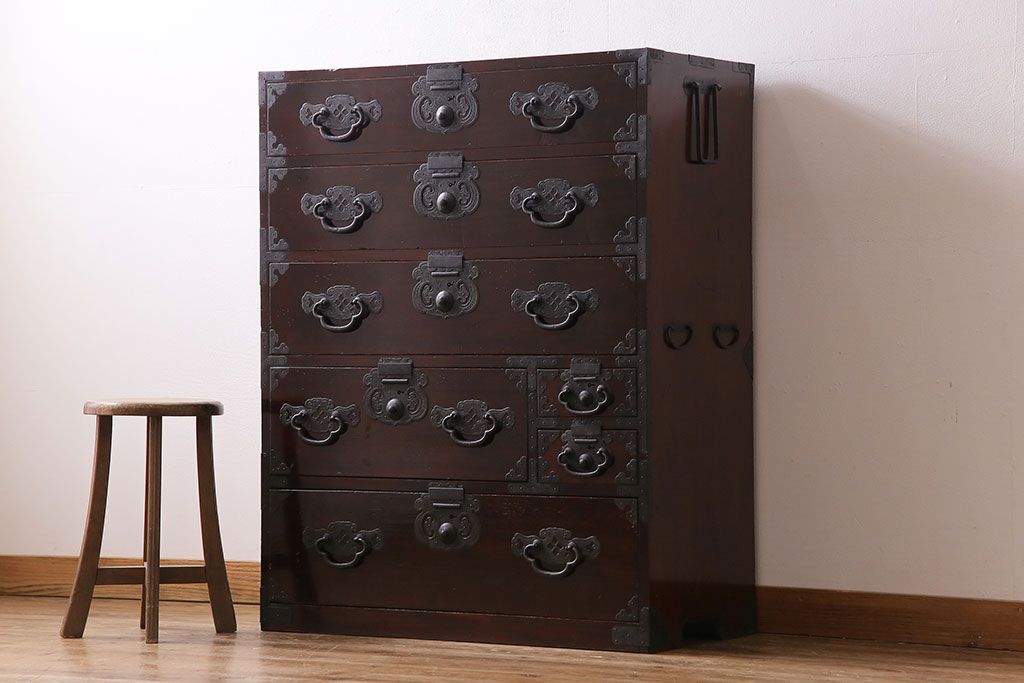 アンティーク家具　和製アンティーク　杉材　巾着金具と漆塗りが魅力の松本箪笥(和タンス、衣装箪笥、整理箪笥)