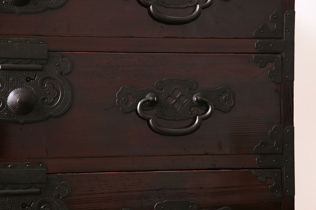 アンティーク家具　和製アンティーク　杉材　巾着金具と漆塗りが魅力の松本箪笥(和タンス、衣装箪笥、整理箪笥)