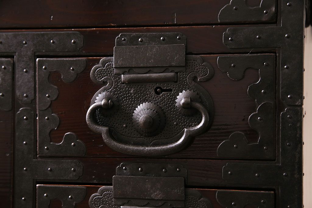 アンティーク家具　和製アンティーク　杉材　巾着金具と漆塗りが魅力の松本箪笥(和タンス、衣装箪笥、整理箪笥)