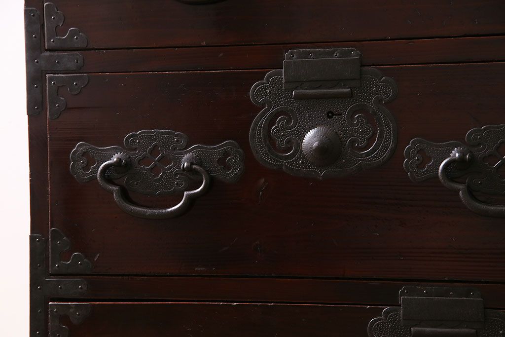 アンティーク家具　和製アンティーク　杉材　巾着金具と漆塗りが魅力の松本箪笥(和タンス、衣装箪笥、整理箪笥)