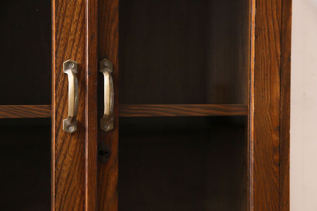レトロ家具　昭和レトロ　ナラ材　扉のデザインが可愛らしいキャビネット(本箱、収納棚)
