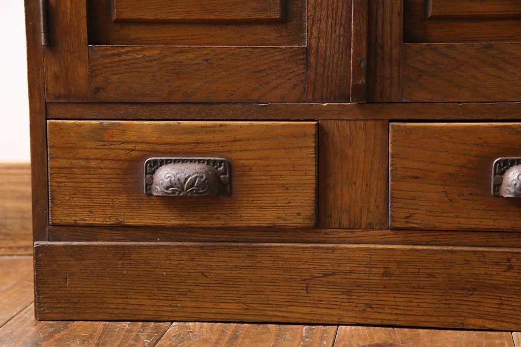 レトロ家具　昭和レトロ　ナラ材　扉のデザインが可愛らしいキャビネット(本箱、収納棚)