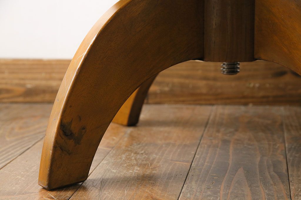 レトロ家具　昭和レトロ　カバ材　丸みを帯びた脚のアーム付き回転イス(アームチェア、ワークチェア、椅子)