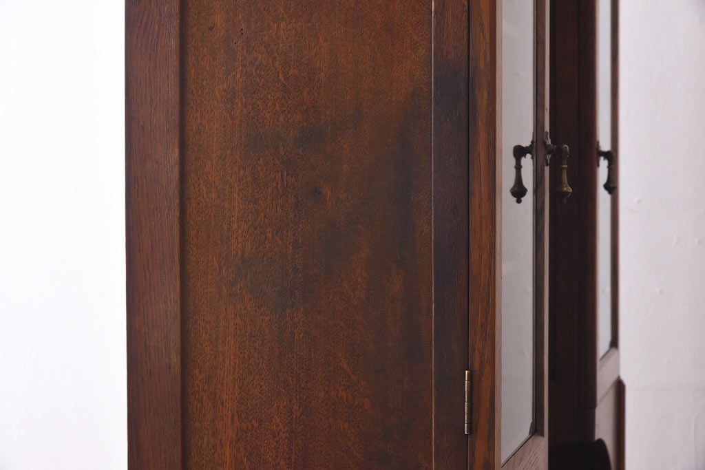 アンティーク家具　イギリスアンティーク　オーク・メープル材　クラシカルな佇まいのキャビネット(収納棚、戸棚)