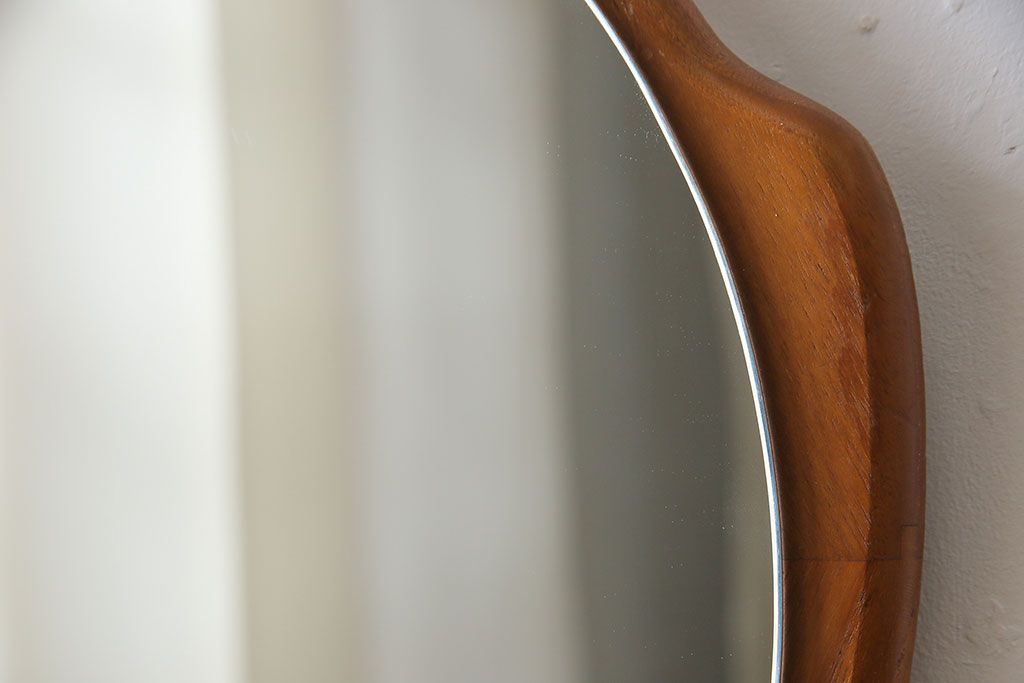 アンティーク雑貨　北欧ビンテージ　木枠の形が愛らしいウォールミラー(鏡)