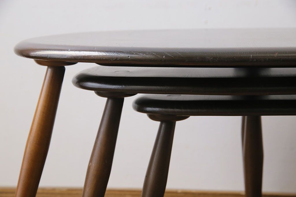 アンティーク雑貨　イギリス ERCOL(アーコール)　丸いシルエットが愛らしいネストテーブル(カフェテーブル、サイドテーブル)