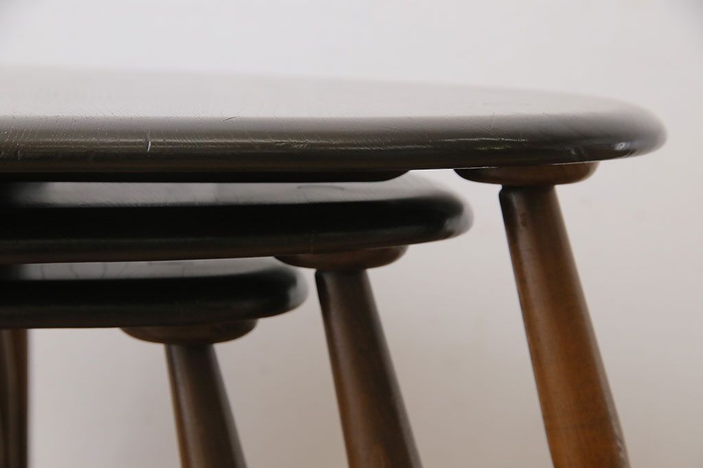 アンティーク雑貨　イギリス ERCOL(アーコール)　丸いシルエットが愛らしいネストテーブル(カフェテーブル、サイドテーブル)