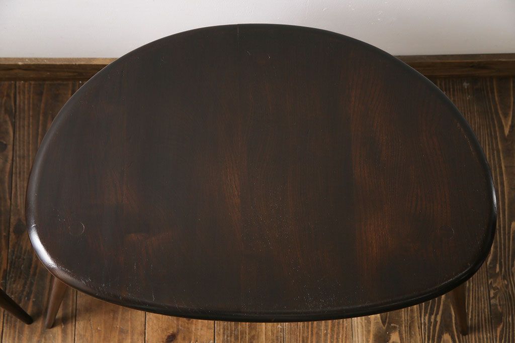アンティーク雑貨　イギリス ERCOL(アーコール)　丸いシルエットが愛らしいネストテーブル(カフェテーブル、サイドテーブル)