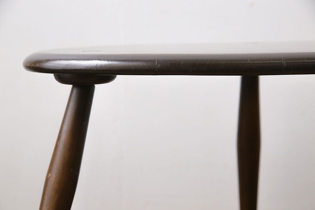 アンティーク雑貨　イギリス ERCOL(アーコール)　丸いシルエットが愛らしいネストテーブル(カフェテーブル、サイドテーブル)