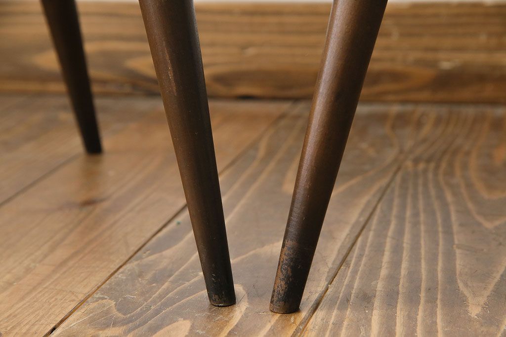 アンティーク雑貨　イギリス ERCOL(アーコール)　丸いシルエットが愛らしいネストテーブル(カフェテーブル、サイドテーブル)