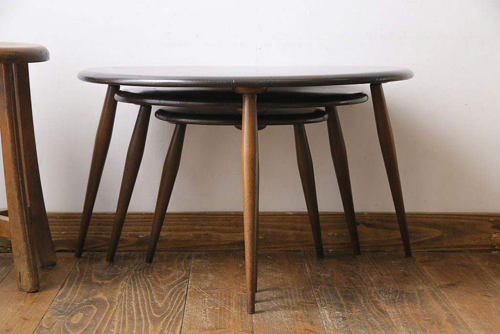 アンティーク雑貨　イギリス ERCOL(アーコール)　丸いシルエットが愛らしいネストテーブル(カフェテーブル、サイドテーブル)