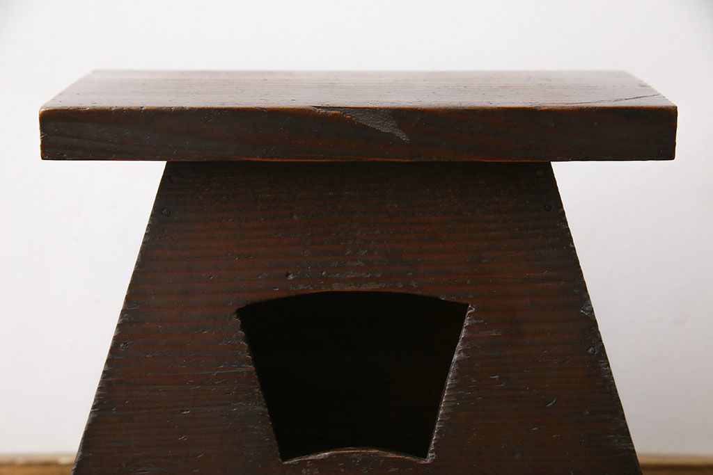 アンティーク雑貨　和製アンティーク　ヒノキ材　古い木が味わい深いシンプルな踏み台(花台)