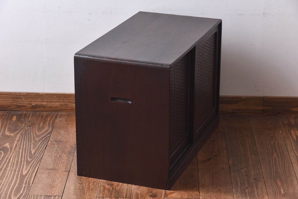 アンティーク家具　昭和初期　情緒ある網代編みの引き戸が美しい小振りの戸棚(収納棚)