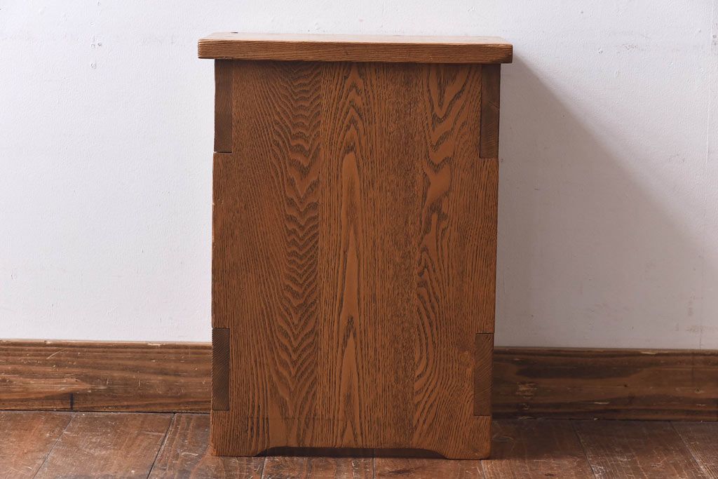 中古　ニレ材　懐かしさを感じる学校の角スツール(花台、ディスプレー台)(2)