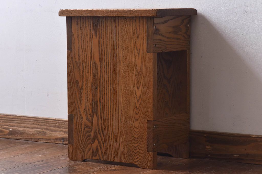 中古　ニレ材　ノスタルジックな佇まいの学校スツール(花台、ディスプレー台)(1)