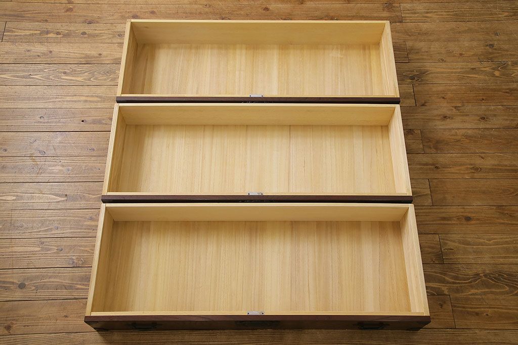 筑後民芸家具　リメイク　重厚な佇まいの脚付き箪笥ローチェスト(衣装箪笥、テレビボード)