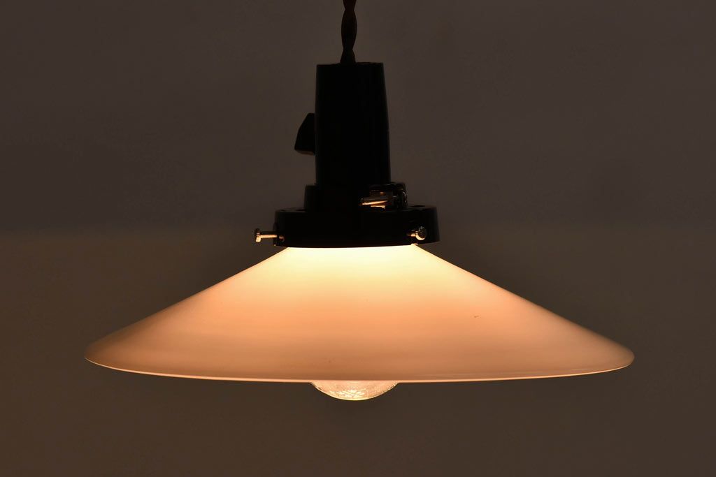 昭和レトロ　柔らかな光を作り出す平笠シェードのペンダントライト(天井照明、吊り下げ照明、電笠)(1)