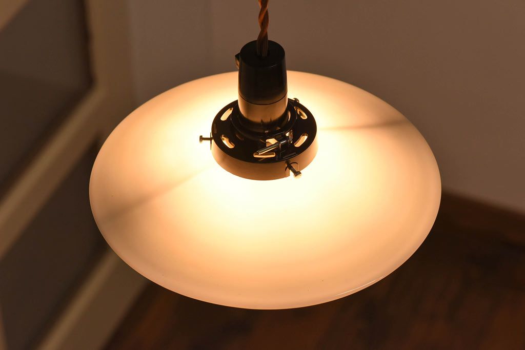昭和レトロ　柔らかな光を作り出す平笠シェードのペンダントライト(天井照明、吊り下げ照明、電笠)(2)