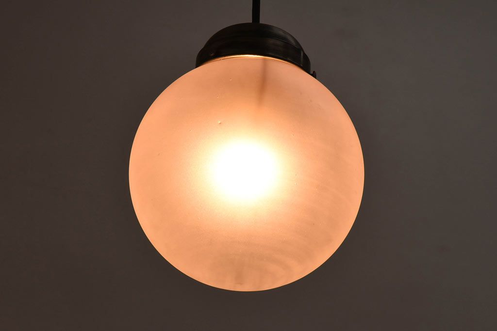昭和レトロ　オパールガラス　淡い光が魅力的な球体型シェード(天井照明、ペンダントライト)