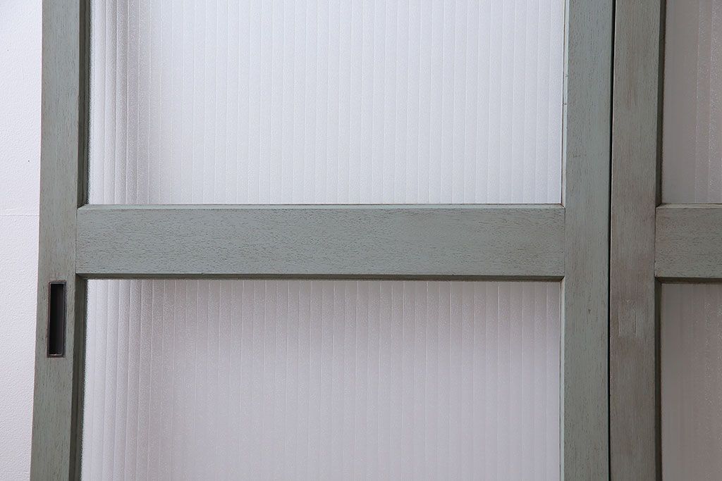 ペイント家具　光を取り込む銀モールガラス入り格子戸(ガラス戸、引き戸、建具)