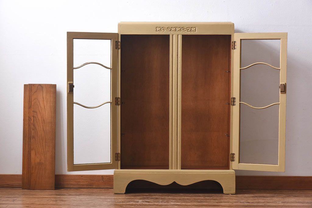 アンティーク家具　イギリスアンティーク　扉のデザインが愛らしい小振りなリペイントキャビネット(収納棚、陳列棚)