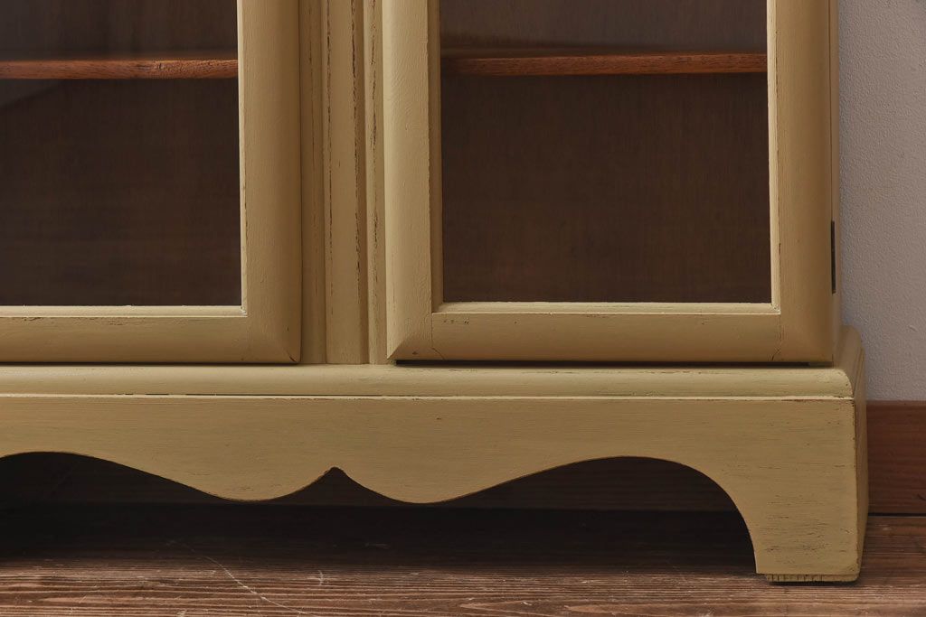 アンティーク家具　イギリスアンティーク　扉のデザインが愛らしい小振りなリペイントキャビネット(収納棚、陳列棚)
