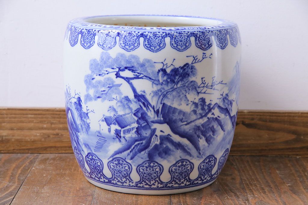 アンティーク雑貨　昭和初期　山水図　藍色の濃淡が美しい小振りな瀬戸火鉢(鉢カバー)