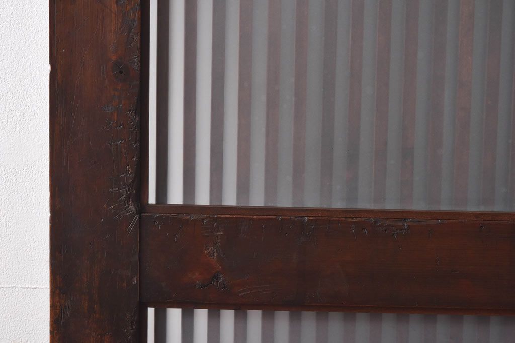和製アンティーク　ヒノキ材　漆塗り　金具の細工が美しいガラス入り蔵戸(ガラス引き戸、格子戸、建具、玄関戸)