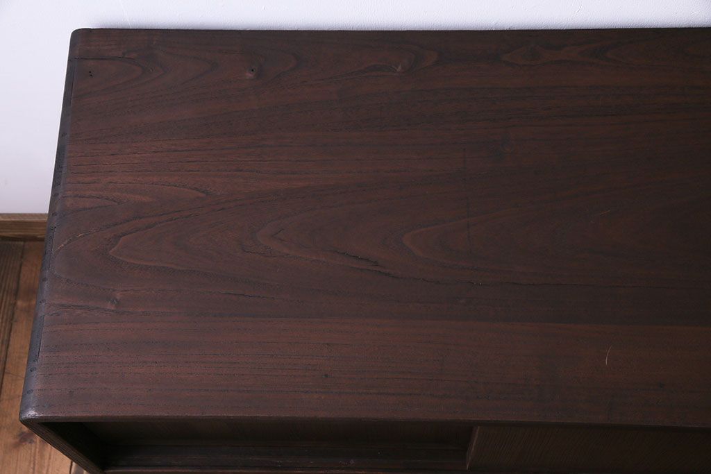 レトロ家具　昭和レトロ　桐材　丸みを帯びたフォルムが可愛らしい脚付きローボード(戸棚、収納棚)