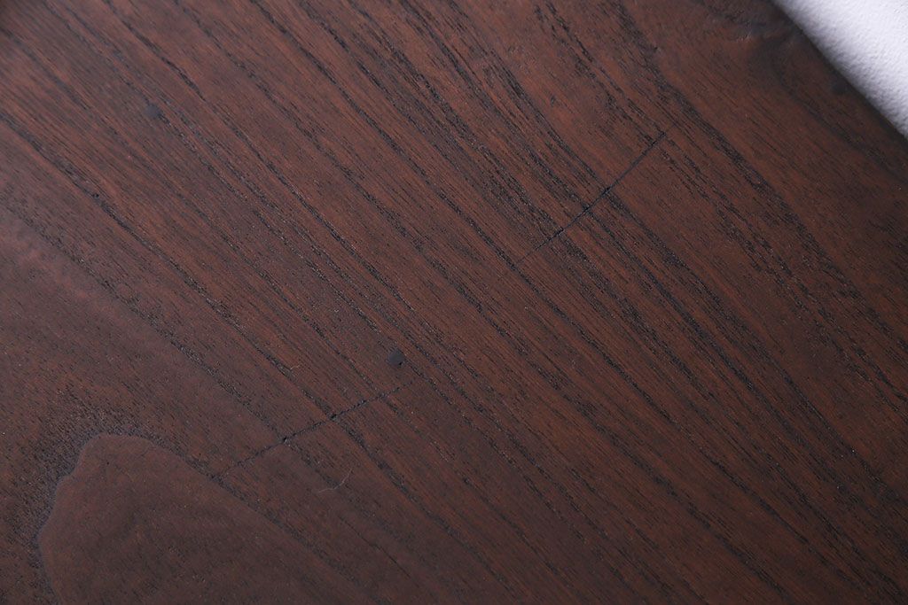 レトロ家具　昭和レトロ　桐材　丸みを帯びたフォルムが可愛らしい脚付きローボード(戸棚、収納棚)