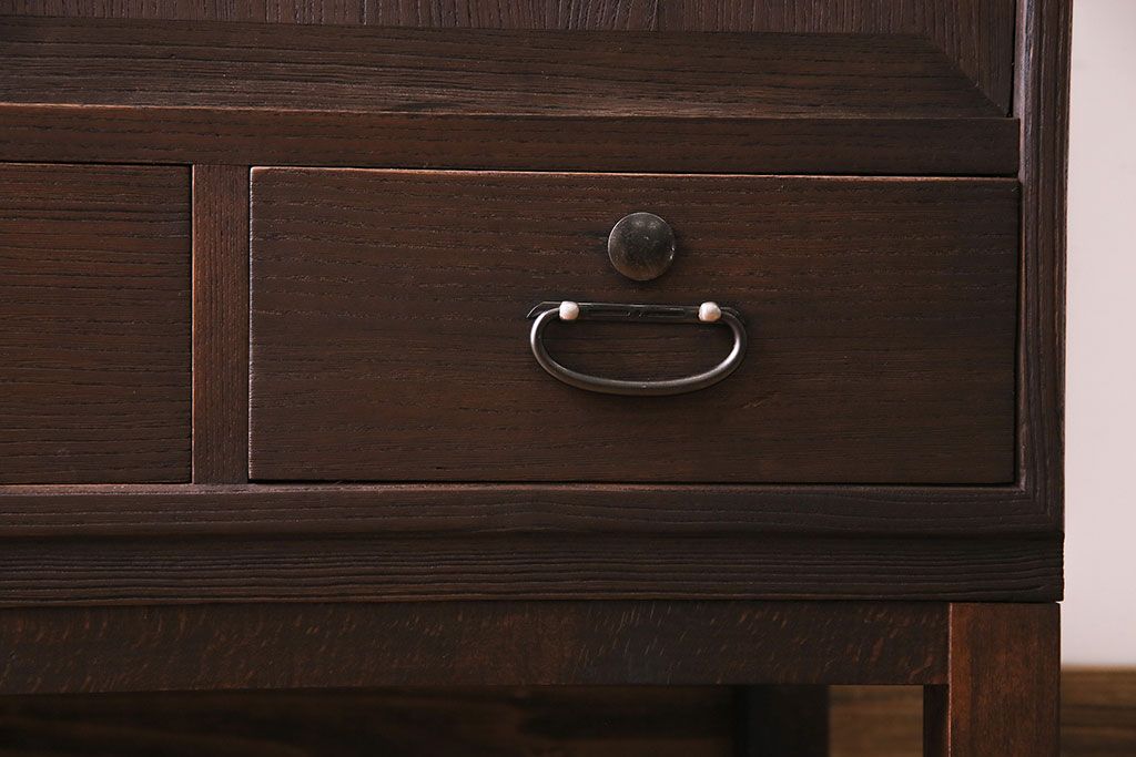 レトロ家具　昭和レトロ　桐材　丸みを帯びたフォルムが可愛らしい脚付きローボード(戸棚、収納棚)