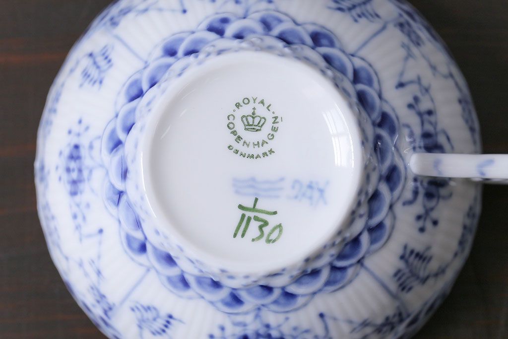 アンティーク雑貨　中古　ROYAL COPENHAGEN(ロイヤルコペンハーゲン)　ブルーフルーテッド　フルレース　カップ&ソーサー(ティーカップ、洋食器)2客セット(定価約8万6千円)(1)