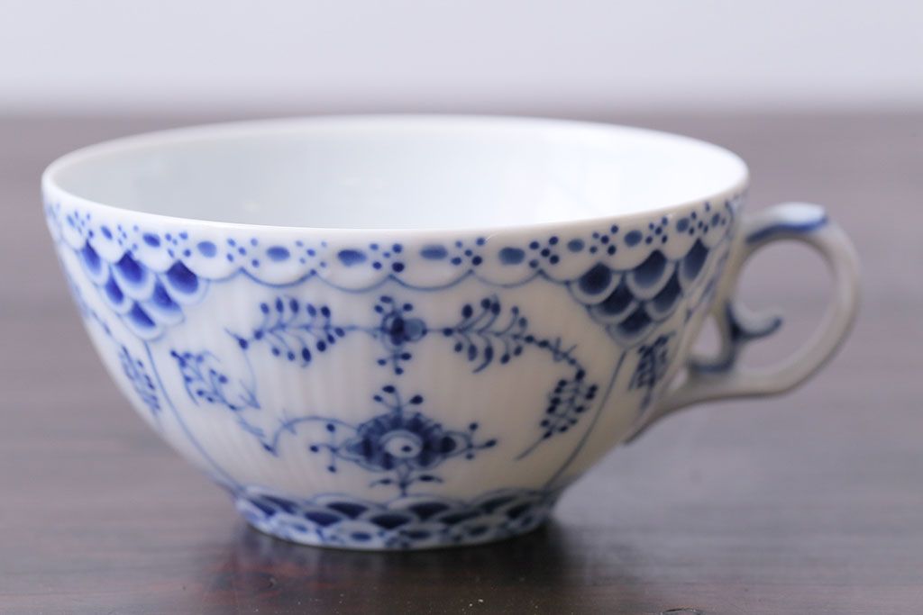 アンティーク雑貨　中古　ROYAL COPENHAGEN(ロイヤルコペンハーゲン)　ブルーフルーテッド　フルレース　カップ&ソーサー(ティーカップ、洋食器)2客セット(定価約8万6千円)(2)
