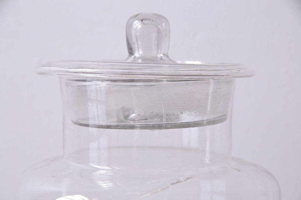 アンティーク雑貨　レトロ　シンプルなシルエットの蓋付きガラス瓶(ビン、ディスプレイ雑貨)