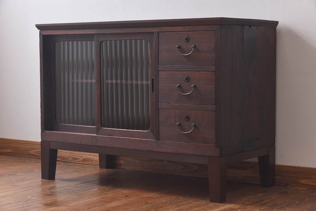 アンティーク家具　モールガラス入り　コンパクトな戸棚と引き出しが魅力的なリメイクローボード(収納棚)