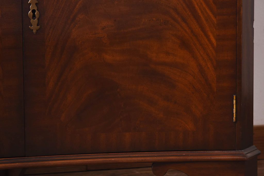 アンティーク家具　イギリスアンティーク エレガントなマホガニー材のコーナーキャビネット(飾り棚、収納棚)