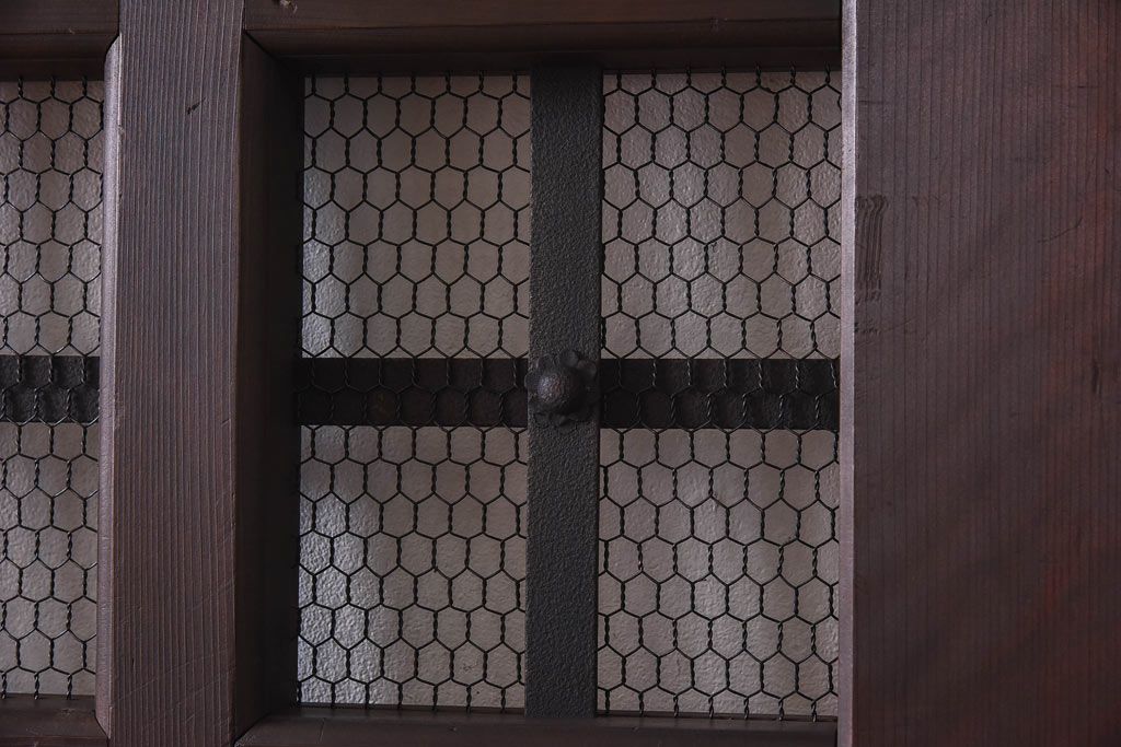 和製アンティーク　金網入り!　大振りの金具が目を惹く鉄格子蔵戸(引き戸、蔵戸、玄関戸)