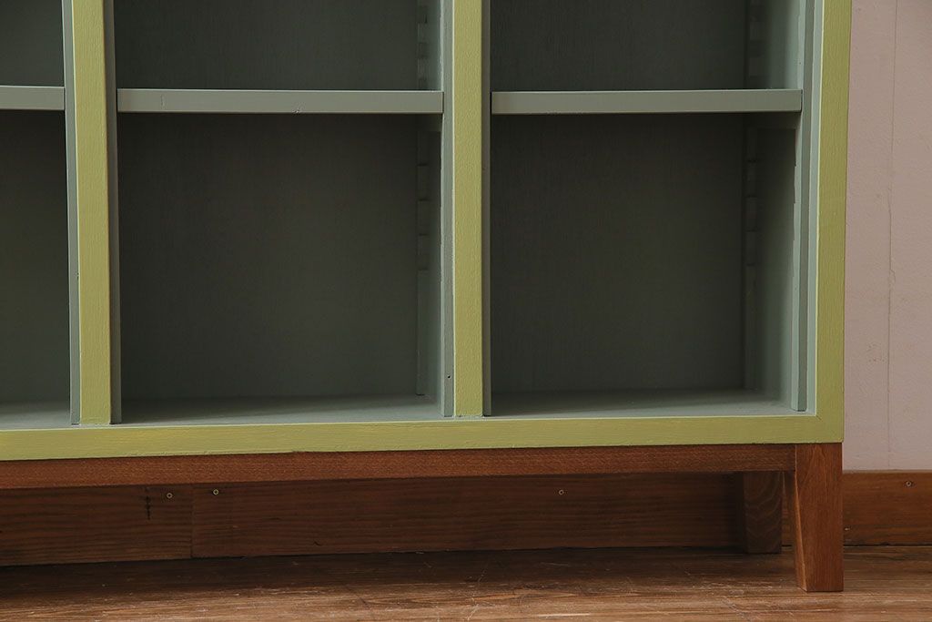 ペイント家具　ペイントカラーがレトロな雰囲気を醸し出すマス目棚(オープンラック、収納棚)