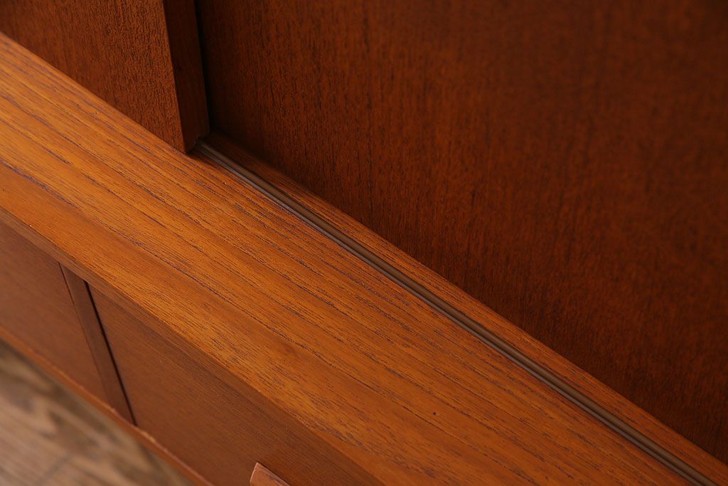 ヴィンテージ家具　北欧ビンテージ　デンマーク　温かな色合いが魅力のサイドボード(キャビネット、リビングボード)