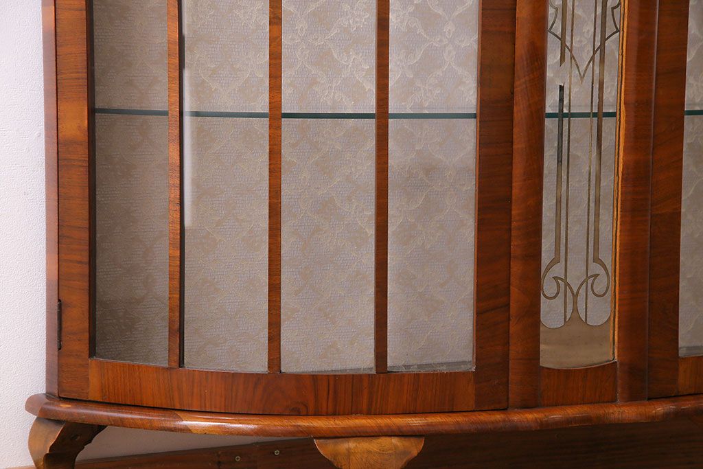 イギリス家具　ウォールナット材　ディスプレイを引き立てる気品漂うガラスケース(ガラスキャビネット、飾り棚、陳列棚)