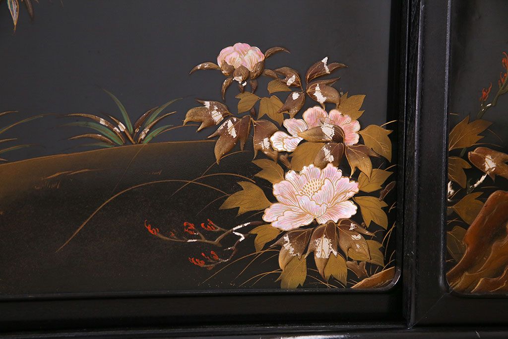 ビンテージ家具　ビンテージ　伝統工芸　螺鈿と蒔絵が目を惹く高級感あふれる飾り棚(茶棚)