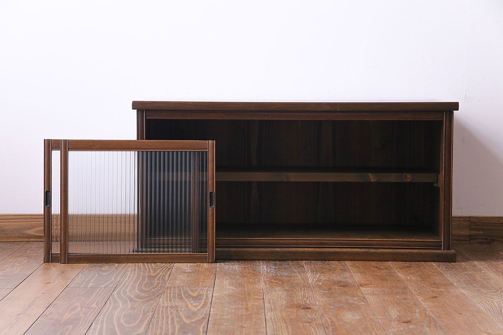 レトロ家具　昭和レトロ　ナラ材　モールガラスが可愛らしいローボード(戸棚、収納棚)