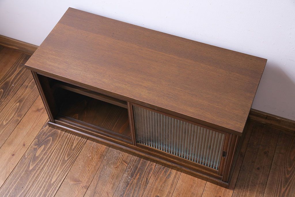 レトロ家具　昭和レトロ　ナラ材　モールガラスが可愛らしいローボード(戸棚、収納棚)