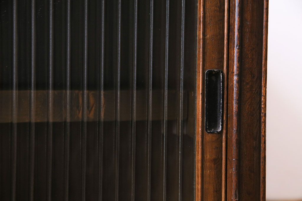 レトロ家具　昭和レトロ　ナラ材　モールガラスが可愛らしいローボード(戸棚、収納棚)